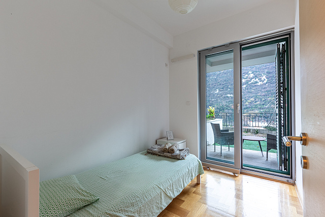 Zum Verkauf steht eine dreizimmerige, geräumige und helle Wohnung im schönsten Teil Montenegros — photo 18